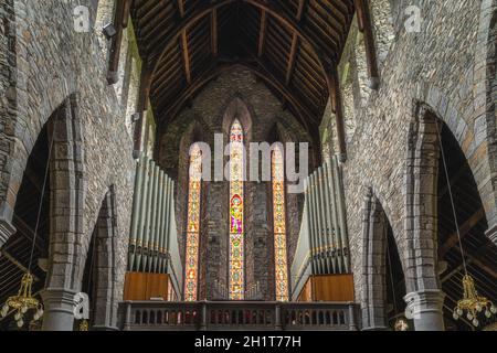 Killarney, Irland, August 2019 Innenansicht, Pfeifenorgeln und Glasmalerei in der St. Marys Cathedral Stockfoto