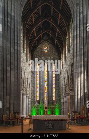 Killarney, Irland, August 2019 Innenansicht, Nahaufnahme des Hauptaltars und Glasmalerei dahinter in der St. Marys Cathedral Stockfoto