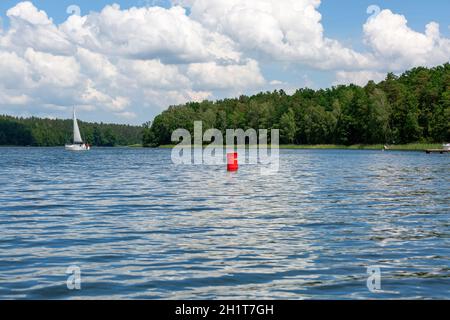 Masuren, Polen - 24. Juni 2020 : See in der polnischen Masuren, Segelyachten an einem sonnigen Tag. Malerischer Himmel Stockfoto