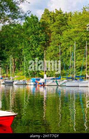 Jachthafen an den Masurischen Seen, Yachten liegen am Ufer, Reflexion im Wasser, Ruciane-Nida, Polen Stockfoto