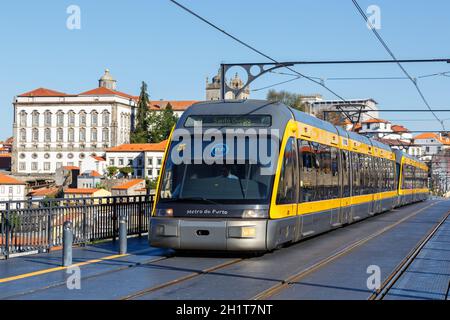 Porto, Portugal - 22. September 2021: Moderne Stadtbahn Metro do Porto Straßenbahn öffentlicher Nahverkehr Verkehr Verkehr auf Ponte Dom Luis I Brücke Stockfoto