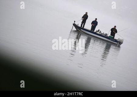 Fischerboot auf dem Traunsee im Morgennebel im Herbst, Österreich, Europa - Fischerboot auf dem Traunsee im Morgennebel im Herbst, Österreich, Europ Stockfoto