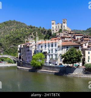 Dolceacqua Stadt. Ligurien, Italien die Monet-Brücke auf dem Fluss Nervia. Auf dem Hügel befindet sich die Burg Doria. Dolceacqua, Imperia (ITALIEN) - Augus Stockfoto