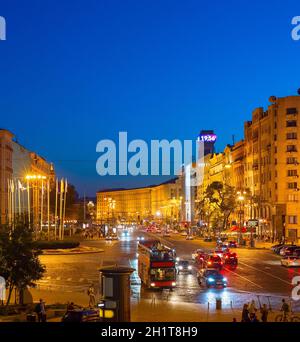 Blick in die Dämmerung auf die Straße Khreschatyk und den europäischen Platz. Khreschatyk ist die zentrale Straße von Kiew - der Hauptstadt der Ukraine. Stockfoto