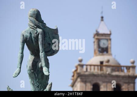 Villanueva de la Serena, Spanien - 4. April 2021: Skulptur der Meerjungfrau von Villanueva de la Serena, Badajoz, Spanien. Modelliert von Perfecto Corchado. Dies Ist Mein Stockfoto