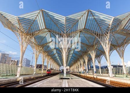 Lissabon, Portugal - 23. September 2021: Zug am Bahnhof Lissabon Lisboa Oriente Moderne Architektur in Portugal. Stockfoto