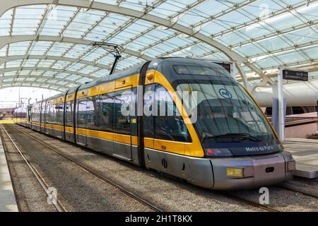 Porto, Portugal - 22. September 2021: Moderne Stadtbahn Metro do Porto Straßenbahn öffentlicher Nahverkehr Verkehr Verkehr am Flughafenbahnhof in Port Stockfoto