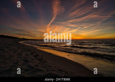 Sonnenuntergang am Strand von zingst an der ostsee. Mit Blick auf das Meer und schönen Farben des Himmels Stockfoto