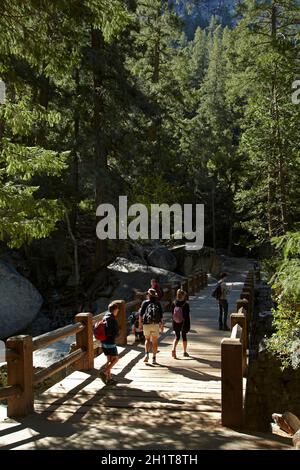 Fußgängerbrücke über Merced River, auf dem Nebel Trail, Yosemite-Nationalpark, Kalifornien, USA Stockfoto