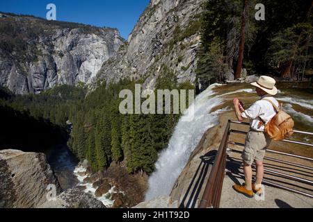 Tourist at Vernal Fall on the Mist Trail, Yosemite National Park, California, USA. Stockfoto