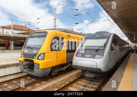 Porto, Portugal - 23. September 2021: Züge am Bahnhof Porto Campanha öffentliche Verkehrsmittel in Portugal. Stockfoto