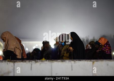 Srinagar, Indien. Oktober 2021. muslimische Frauen aus Kashmiri bieten am Vorabend des Eid-U-Milad-un-Nabi (Geburtstag) im Hazratbal-Schrein in Srinagar Fajr-Gebete an. Tausende muslimische Anhänger versammelten sich am Hasratbal-Schrein in der Sommerhauptstadt Srinagar, in der sich ein Relikt befindet, von dem angenommen wird, dass es sich um ein Haar aus dem Bart des Propheten Muhammed handelt, um anlässlich des Eid-e-Milad-un-Nabi, dem Jahrestag der Geburt des islamischen Propheten Muhammad, besondere Gebete zu halten. (Foto von Idrees Abbas/SOPA Images/Sipa USA) Quelle: SIPA USA/Alamy Live News Stockfoto