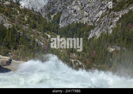 Merced River stürzt über Nevada fallen, der Nebel Trail, Yosemite-Nationalpark, Kalifornien, USA Stockfoto