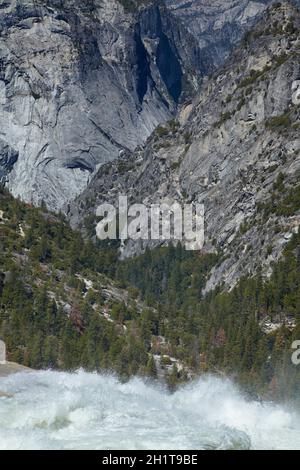 Merced River stürzt über Nevada fallen, der Nebel Trail, Yosemite-Nationalpark, Kalifornien, USA Stockfoto