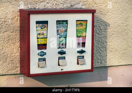 SCHROBENHAUSEN, DEUTSCHLAND - MÄRZ 26: Vintage-Kaugummi-Automaten am 26. März 2021 an einer Wand in Schrobenhausen, Deutschland. Stockfoto