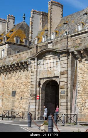 St. Malo, Frankreich - 14. September 2018: Die Stadtmauern und Häuser von St. Malo in der Bretagne, Frankreich Stockfoto