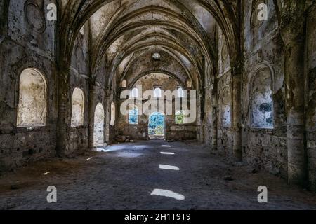 Verlassene Kirche in Kayakoy, auch bekannt als Karmilissos oder Geisterstadt. Fethiye, Provinz Mugla, südwestliche Türkei. Stockfoto