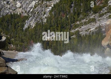 Merced River stürzt über Nevada fallen, der Nebel Trail, Yosemite-Nationalpark, Kalifornien, USA Stockfoto