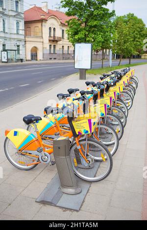 Eine Reihe von wunderschönen Fahrräder sind auf der Straße gemietet. Vilnius, Litauen. Stockfoto