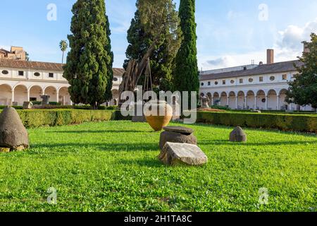 Rom, Italien - 10. Oktober 2020: Garten aus dem 16. Jahrhundert, Kloster Michelangelo in den Diokletianbädern aus dem 3. Jahrhundert, Nationales Römisches Museum Stockfoto