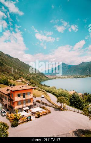 Blick über das Dorf Anfo am Idrosee, Lombardei, Italien an sonnigen Sommertagen. Kopierbereich, Softfokus. Konzept der Sommerzeit. Vertikal. Stockfoto