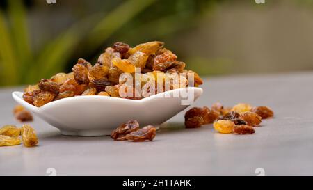 Isolierte getrocknete Trauben. Gelb ist der höchste Grad auf weißem Hintergrund. Getrocknete Früchte gelbe Aprikosen. Hintergrund für vegetarische Speisen Stockfoto