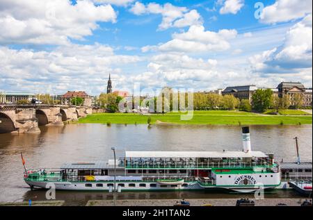 Stadtbild des alten Dresden, Fähre an der Elbe, Deutschland Stockfoto