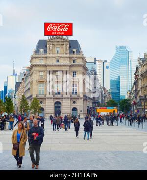 BRÜSSEL, BELGIEN - 05. OKTOBER 2019: Menschen zu Fuß durch die zentrale Straße von Brüssel, Belgien. Stockfoto