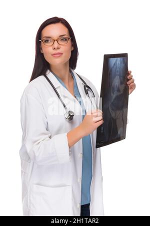 Weibliche Ärztin oder Krankenschwester mit Röntgenaufnahme, die zur Seite schaut, isoliert auf Weiß. Stockfoto