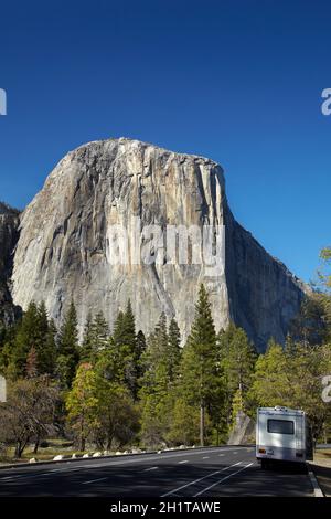 Wohnmobil geparkt bei El Capitan, Yosemite Valley, Yosemite National Park, California, USA. Stockfoto