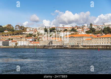 Porto, Portugal - 23. Oktober 2020: Blick auf die Gebäude mit typischer Architektur und Boote von touristischen Gebieten am Ufer des Douro Flusses auf einer A Stockfoto