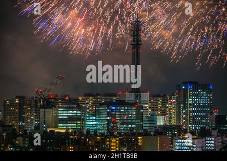 Skyline von Yokohama und Feuerwerk (Minato Mirai Smart Festival). Drehort: Yokohama-Stadt kanagawa Präfektur Stockfoto