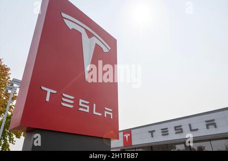 Sunnyvale, Usa. September 2021. Tesla-Schild ist am 25. September 2021 in einem Geschäft in Sunnyvale, Kalifornien, USA, zu sehen. Elon Musk, Chief Executive von Tesla Inc (TSLA), gibt bekannt, dass der Elektroautohersteller seinen Hauptsitz vom kalifornischen Palo Alto im Silicon Valley nach Austin, Texas, verlegen wird. Tesla zieht gemeinsam mit Oracle, Hewlett Packard Enterprise und Toyota Motor die US-Zentrale von Kalifornien nach Texas, wo höhere Steuern, höhere Immobilienpreise und Lebenshaltungskosten anfallen. (Foto: Yichuan Cao/Sipa USA) Quelle: SIPA USA/Alamy Live News Stockfoto