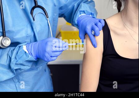 Nahaufnahme einer jungen Frau, die sich geimpft, Coronavirus-Konzept. Hochwertige Fotos Stockfoto
