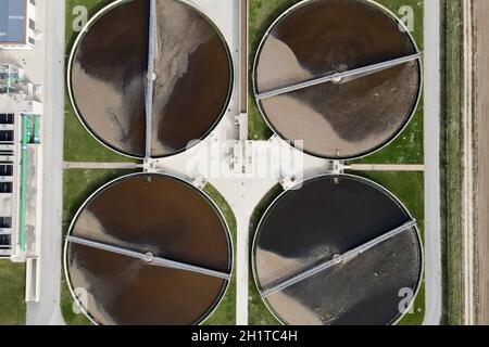 Luftaufnahme von oben von Rundumfragen in Kläranlagen, Filtration von Schmutz- oder Abwasser. Hochwertige Fotos Stockfoto