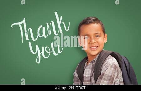 Süße hispanischen Boy vor Tafel mit vielen Dank darauf geschrieben. Stockfoto