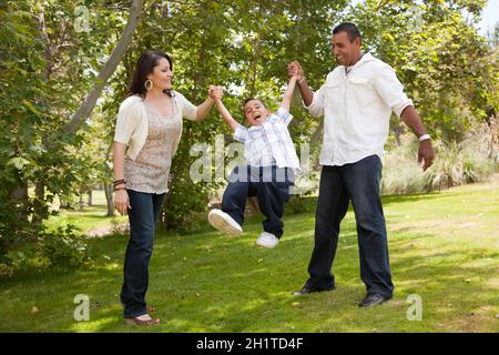 Hispanic Mann, Frau und Kind Spaß im Park. Stockfoto