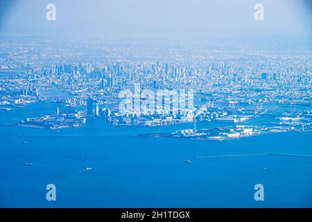 Die Skyline von Osaka vom Flugzeug aus gesehen. Drehort: Präfektur Osaka Stockfoto