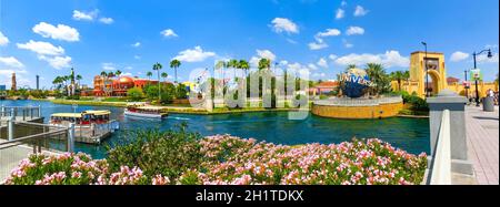 Orlando, USA - 8. Mai 2018: Der große drehbare Universal-Logoglobus am 8. Mai 2018. Universal Studios ist einer der berühmten Freizeitparks in Orlando. Stockfoto