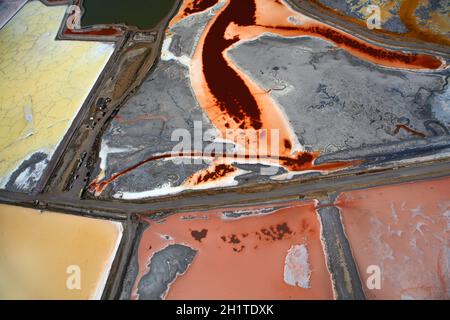 Bunten Algen in Salz Verdampfung Teichen, Redwood City, San Francisco Bay, San Francisco, Kalifornien, USA - Antenne Stockfoto