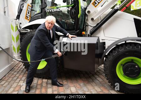 Premierminister Boris Johnson enthüllt einen mit Wasserstoff betriebenen JCB Loadall Teleskoplader im Zentrum von London, da das Baumaschinenunternehmen bekannt gab, dass es £100 Millionen in ein Projekt zur Herstellung von supereffizienten Wasserstoffmotoren investieren wird. Bilddatum: Montag, 18. Oktober 2021. Stockfoto