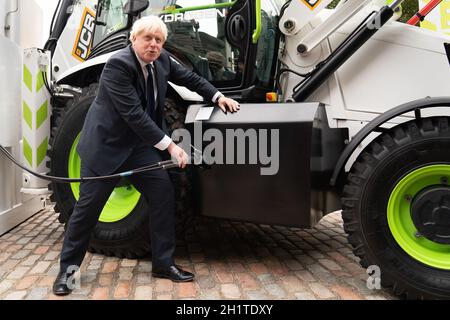 Premierminister Boris Johnson enthüllt einen mit Wasserstoff betriebenen JCB Loadall Teleskoplader im Zentrum von London, da das Baumaschinenunternehmen bekannt gab, dass es £100 Millionen in ein Projekt zur Herstellung von supereffizienten Wasserstoffmotoren investieren wird. Bilddatum: Montag, 18. Oktober 2021. Stockfoto