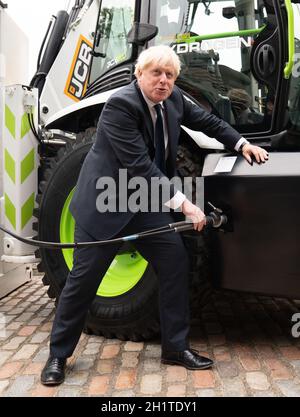 Premierminister Boris Johnson enthüllt einen mit Wasserstoff betriebenen JCB Loadall Teleskoplader im Zentrum von London, da das Baumaschinenunternehmen bekannt gab, dass es £100 Millionen in ein Projekt zur Herstellung von supereffizienten Wasserstoffmotoren investieren wird. Bilddatum: Montag, 18. Oktober 2021. Stockfoto