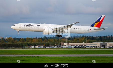 Richmond, British Columbia, Kanada. Oktober 2021. Ein Boeing 777-300ER-Jet (RP-C7772) von Philippine Airlines landet auf dem internationalen Flughafen Vancouver. (Bild: © Bayne Stanley/ZUMA Press Wire) Stockfoto