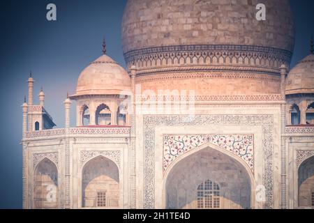 Das Taj Mahal, das in einen Sonnenuntergang (Indien, Agra) gehüllt wird. Drehort: Indien Stockfoto