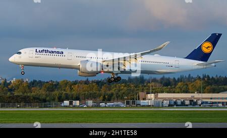 Richmond, British Columbia, Kanada. Oktober 2021. Ein Lufthansa Airbus A350-900 (D-AIXG) landet auf dem internationalen Flughafen Vancouver. (Bild: © Bayne Stanley/ZUMA Press Wire) Stockfoto