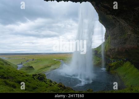 Seljalandsfoss fällt im Sommer Aussicht, Island. Isländische Landschaft. Stockfoto