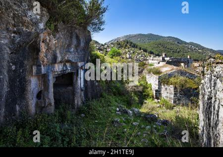 Altes lykisches Grab in der verlassenen griechischen Stadt Kayakoy, auch bekannt als Karmilissos oder Geisterstadt. Fethiye, Provinz Mugla, südwestliche Türkei. Medite Stockfoto