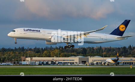 Richmond, British Columbia, Kanada. Oktober 2021. Ein Lufthansa Airbus A350-900 (D-AIXG) landet auf dem internationalen Flughafen Vancouver. (Bild: © Bayne Stanley/ZUMA Press Wire) Stockfoto