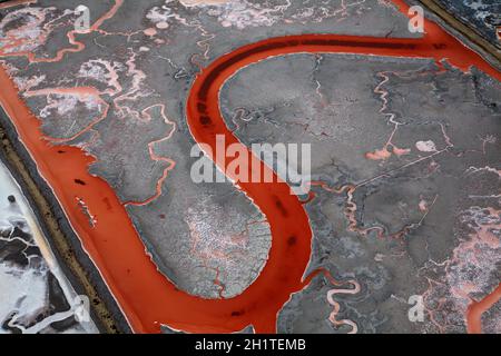 Bunten Algen in Salz Verdampfung Teichen, Redwood City, San Francisco Bay, San Francisco, Kalifornien, USA - Antenne Stockfoto